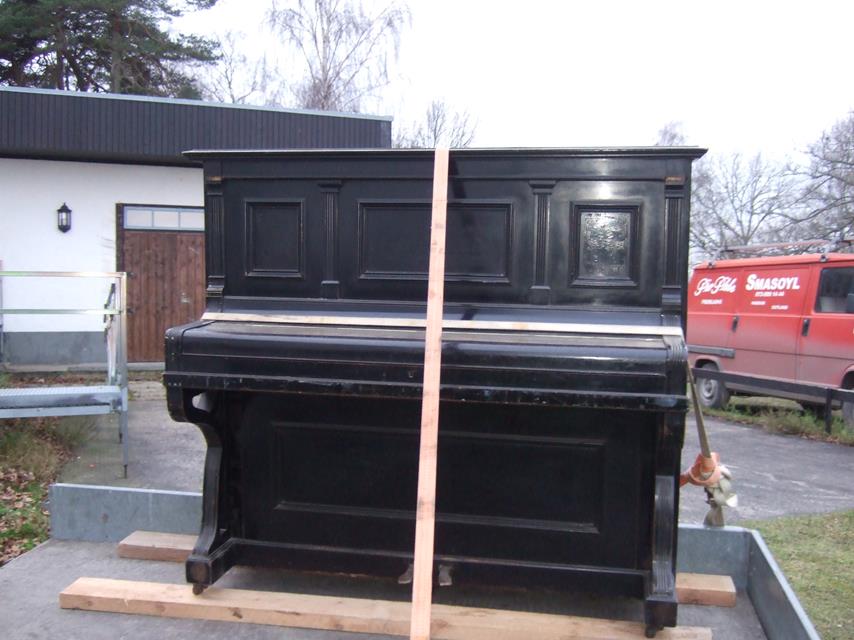 Vi sålde det gamla pianot för en tusenlapp mot hemkörning till köparen i Näs. 